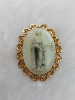 Vintage Victorian Beige Cameo Greek-style Brooch